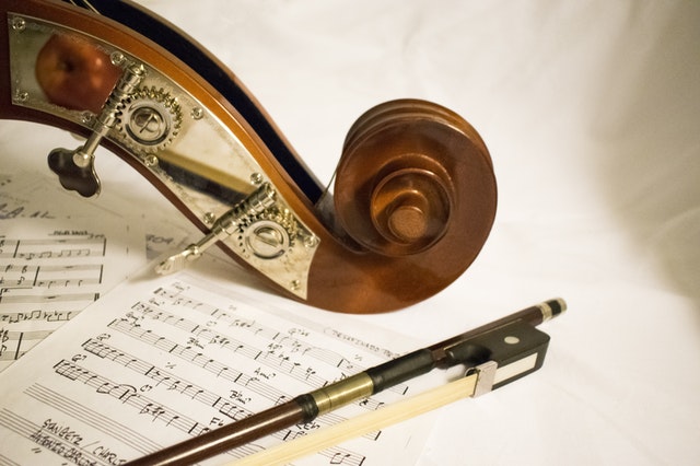 Musiikkia, kuvassa viulu ja nuotteja